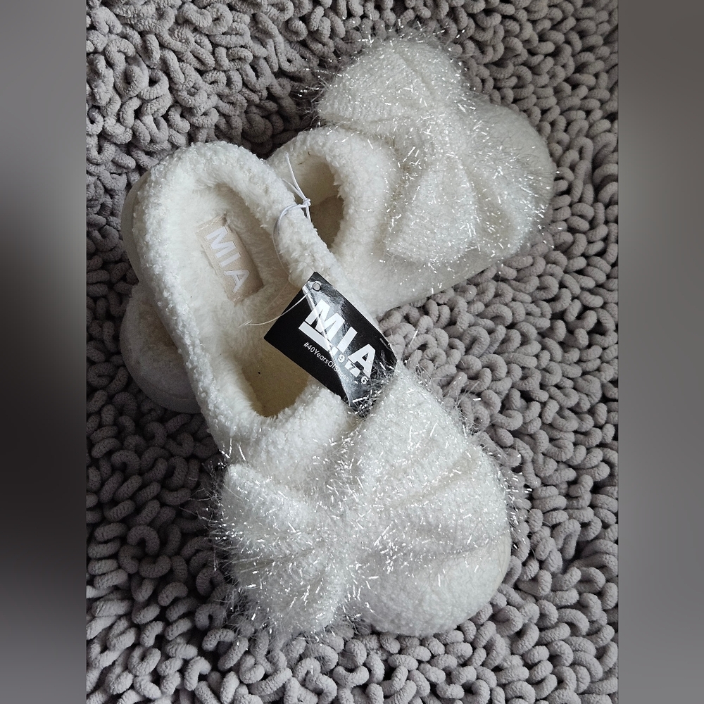 NWT MIA 1976 COZI Oversized White Fuzzy Tinsel Bow Slippers Mules W's Sz 8M